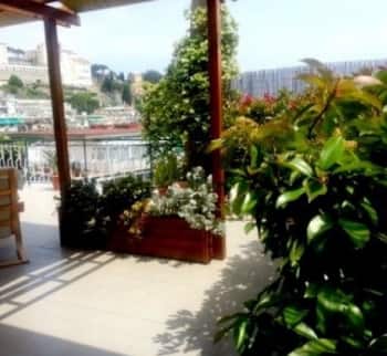 Kaufen Sie ein Penthouse mit Garten in der Nähe des Meeres in Sanremo, Ligurien, Italien