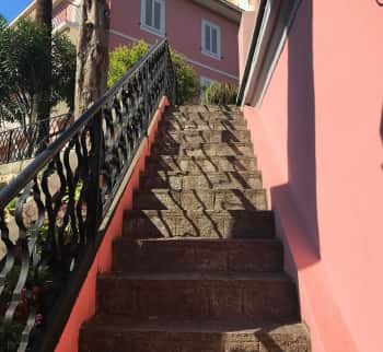 Häuser am Meer in Ligurien