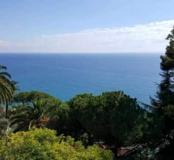 Kaufen Sie eine Wohnung mit Swimmingpool in Italien nahe der französischen Grenze
