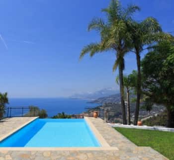 Villa mit Blick auf das Mittelmeer
