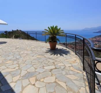 Kaufen Sie eine Villa mit Meerblick in Ventimiglia