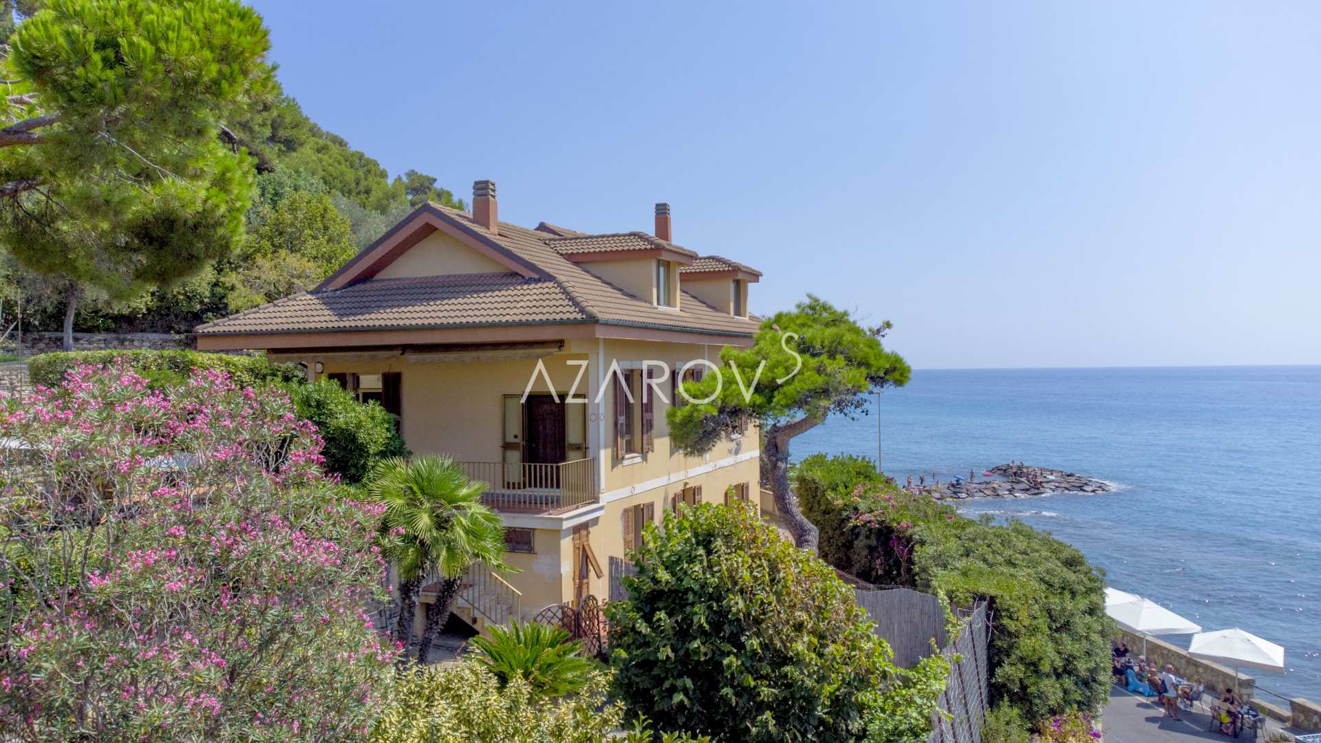 Villa in erster Strandlinie in Italien